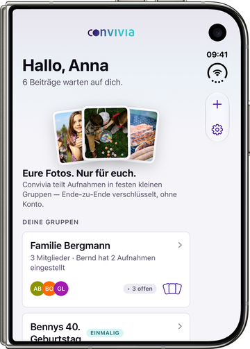 Convivia auf dem zugeklappten iPhone Duo: die Startseite mit den Gruppen auf dem Außenbildschirm