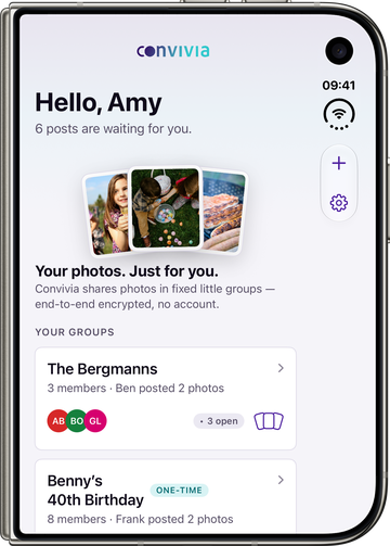 Convivia on a closed iPhone Duo: the home screen with your groups on the outer display